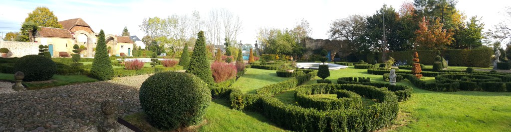 lapyraledubuis.com Château de Gardères pano